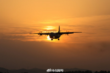 战机与彩霞同框超惊艳