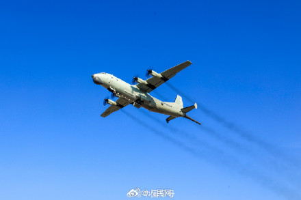 战机与彩霞同框超惊艳