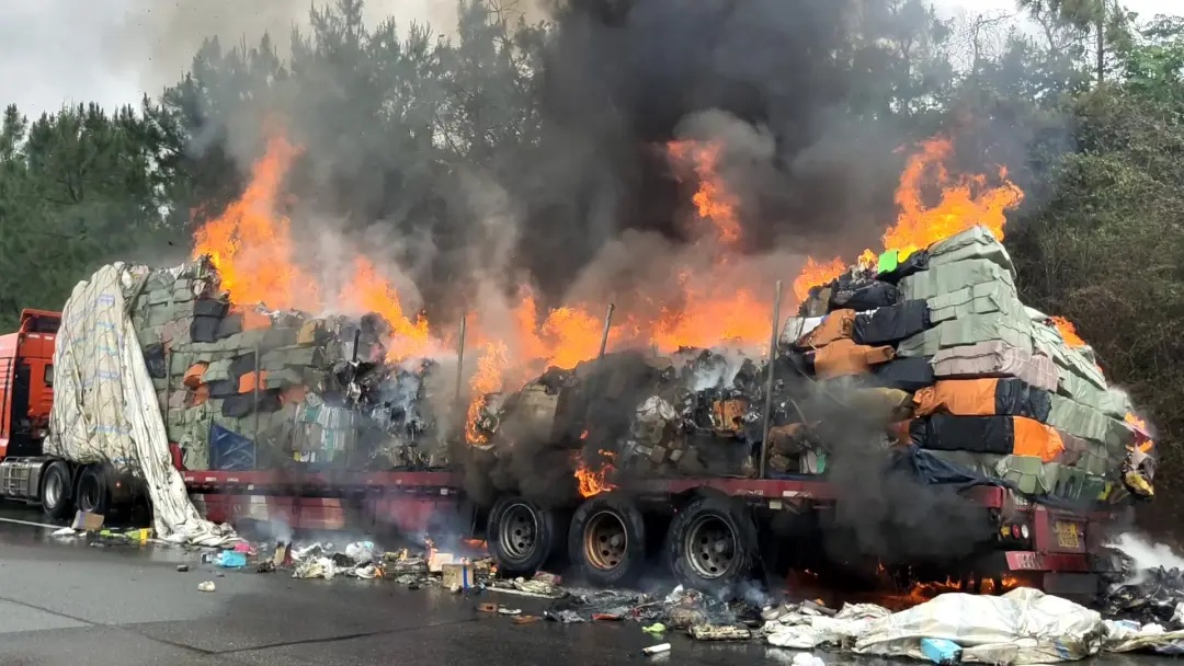 你的快递可能被烧了!江西这里一快递货车着火…... 你的快递可能被烧了!江西这里一快递货车着火…...