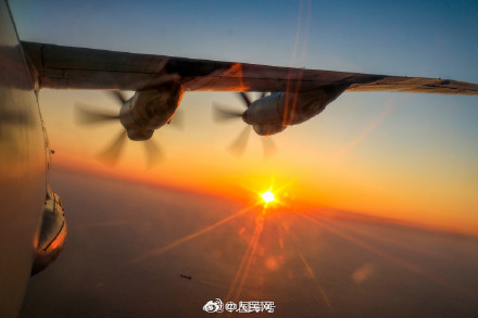 战机与彩霞同框超惊艳