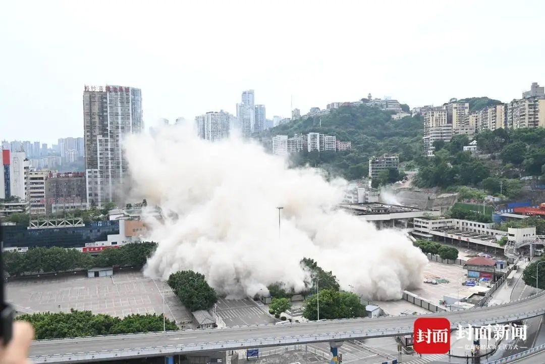 已有70年历史的重庆菜园坝火车站，被爆破拆除