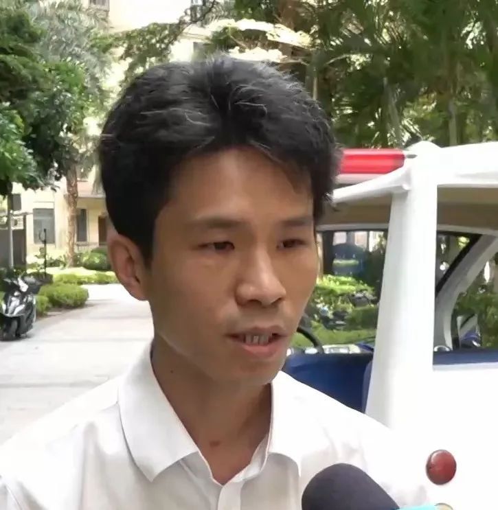 公园惊现两条大蛇缠斗！系无毒滑鼠蛇在抢地盘！蛇类活动高发期，这些要注意！