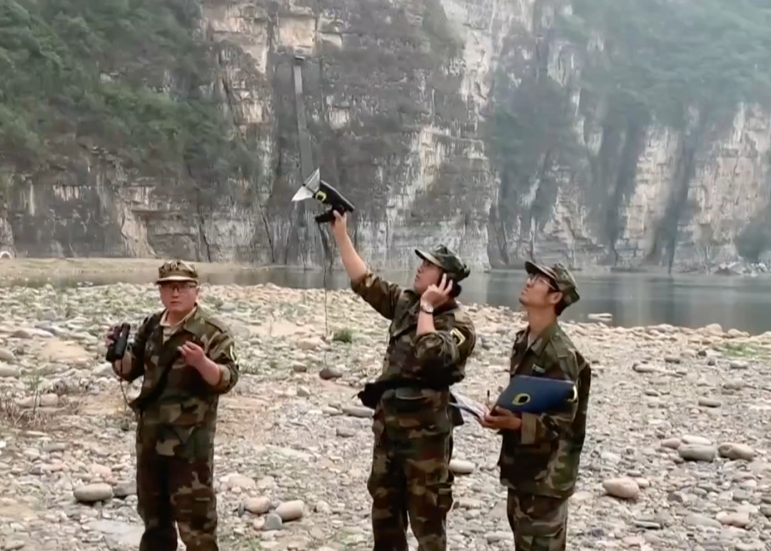 惊喜！“鸟中大熊猫”+3！萌宝伸懒腰在线圈粉——