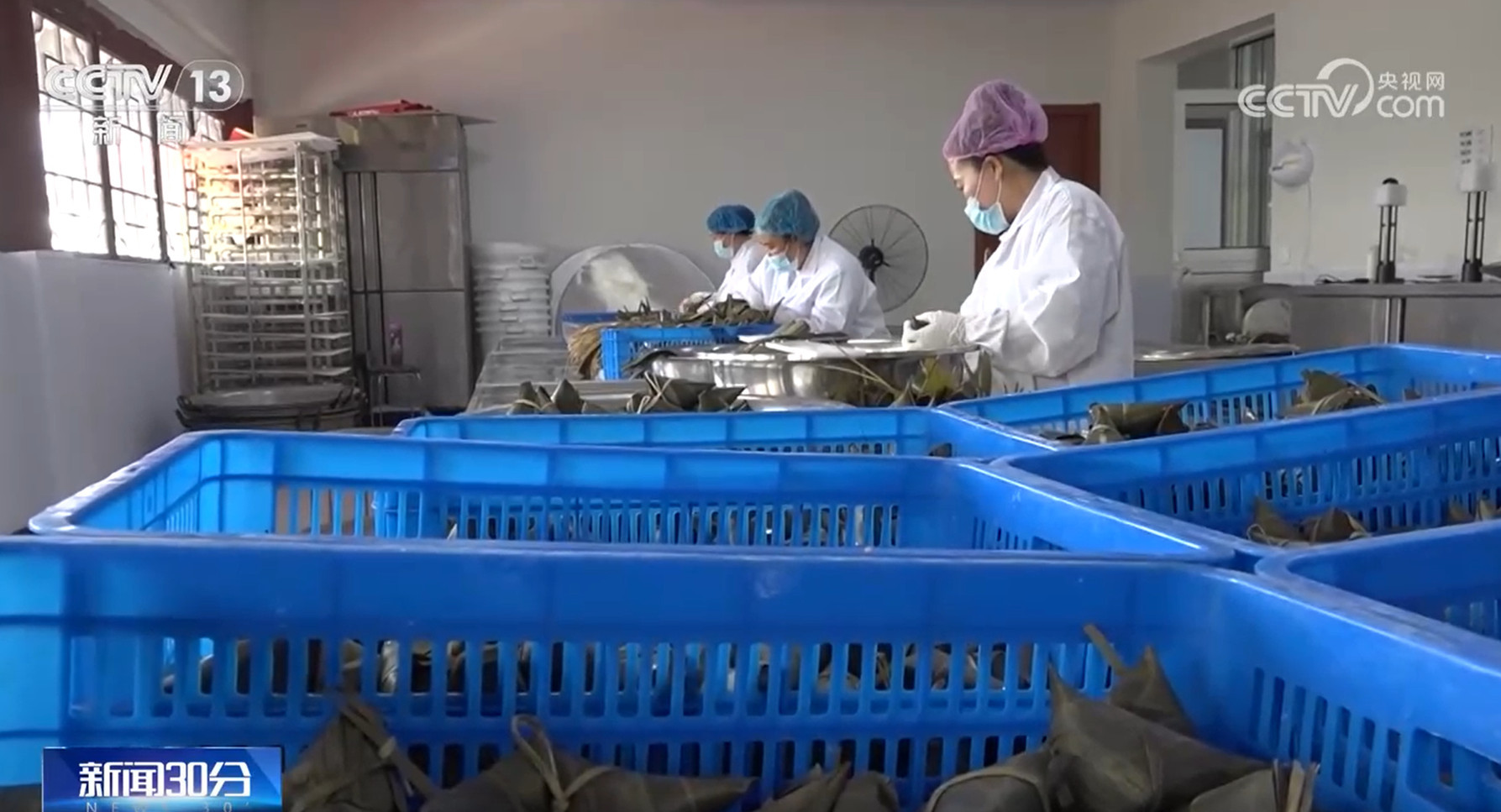 粽子口味多样 香包寓意吉祥 端午节民俗商品走俏市场