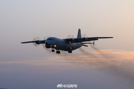 战机与彩霞同框超惊艳