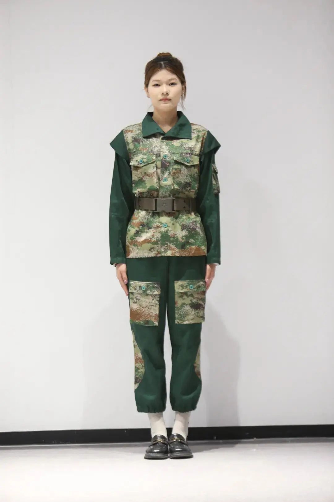 300万人选出“最丑”新生军训服！网友：人在添乱的时候一点也不嫌累