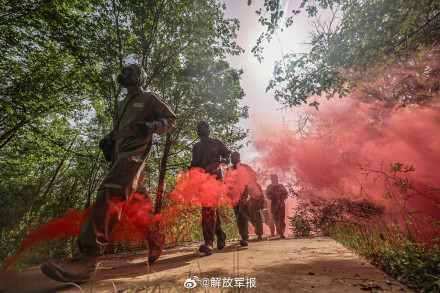 屏住呼吸！直击防化分队演练现场