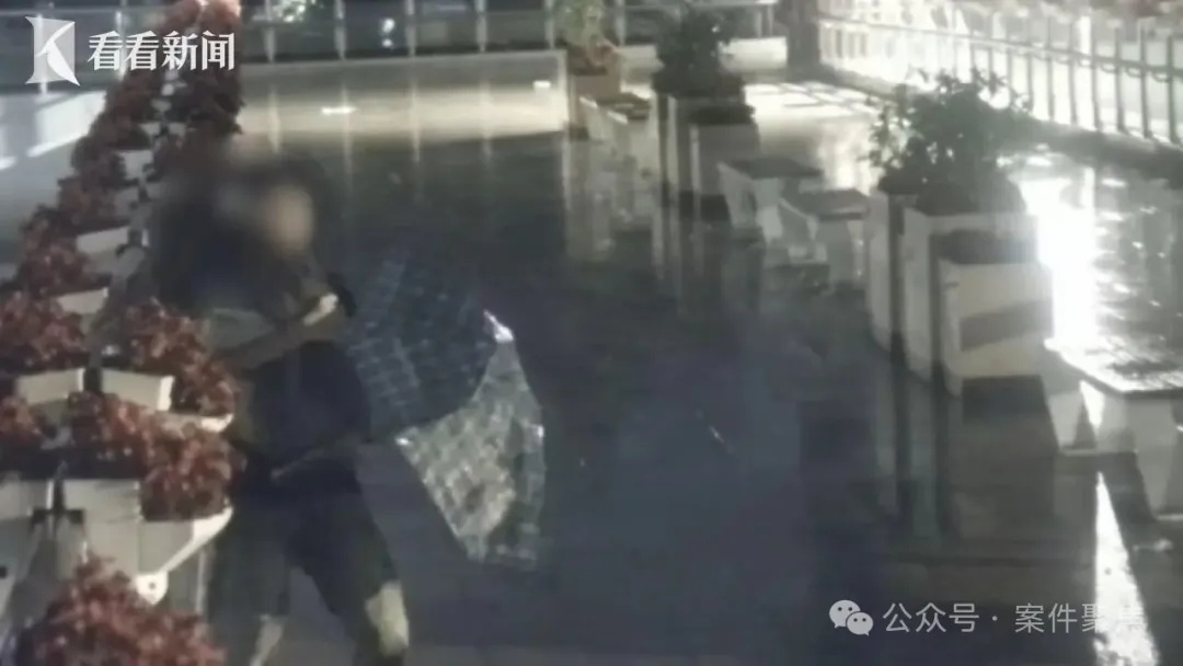 上海凌晨大雨如注!女子突然要跳桥轻生,旁边男子马上拉不住了…民警3分钟赶到 上海凌晨大雨如注!女子突然要跳桥轻生,旁边男子马上拉不住了…民警3分钟赶到