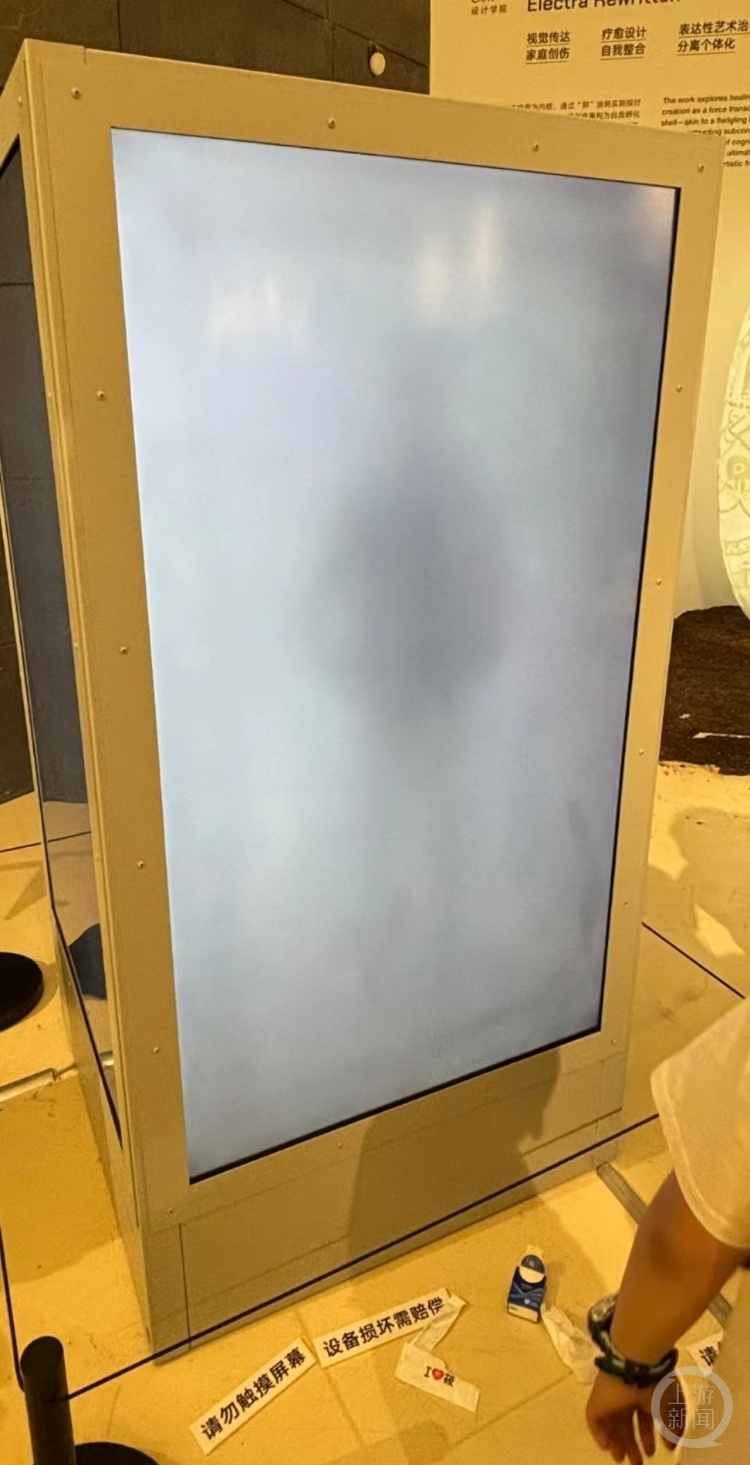 “熊孩子”将美术馆当游乐场，央美毕业展多件作品被损坏？美术馆回应