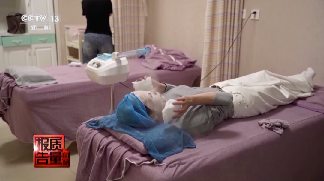 女子美容院祛痘,竟越祛越多!医生紧急提醒→ 女子美容院祛痘,竟越祛越多!医生紧急提醒→