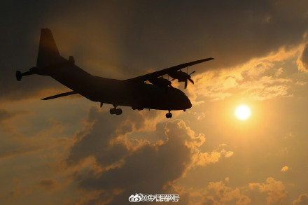 战机遇上落日氛围感拉满 战机遇上落日氛围感拉满