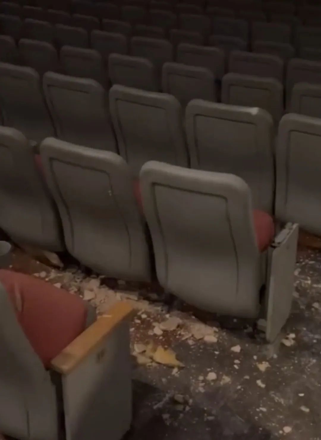 阿根廷女子为庆生在影院看《死神来了6》被天花板砸伤！“以为是电影特效”