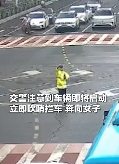 如光一般，温暖又明亮！交警飞奔拦车护送轮椅女孩