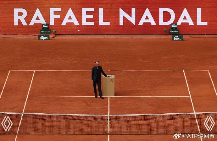 法网致敬“红土之王”！将纳达尔的脚印刻在球场，永远留存