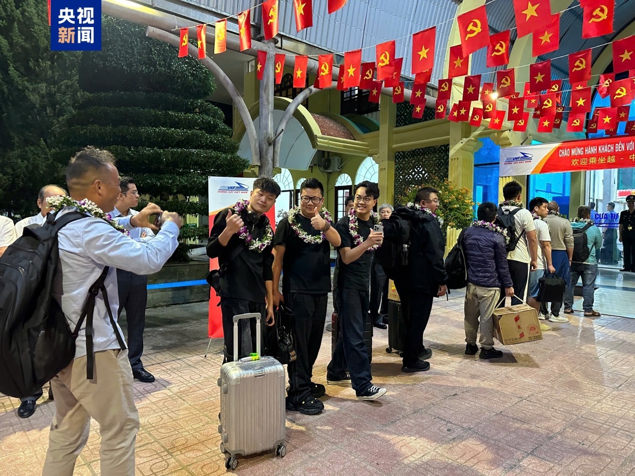 时隔五年 中越国际联运旅客列车抵达越南河内