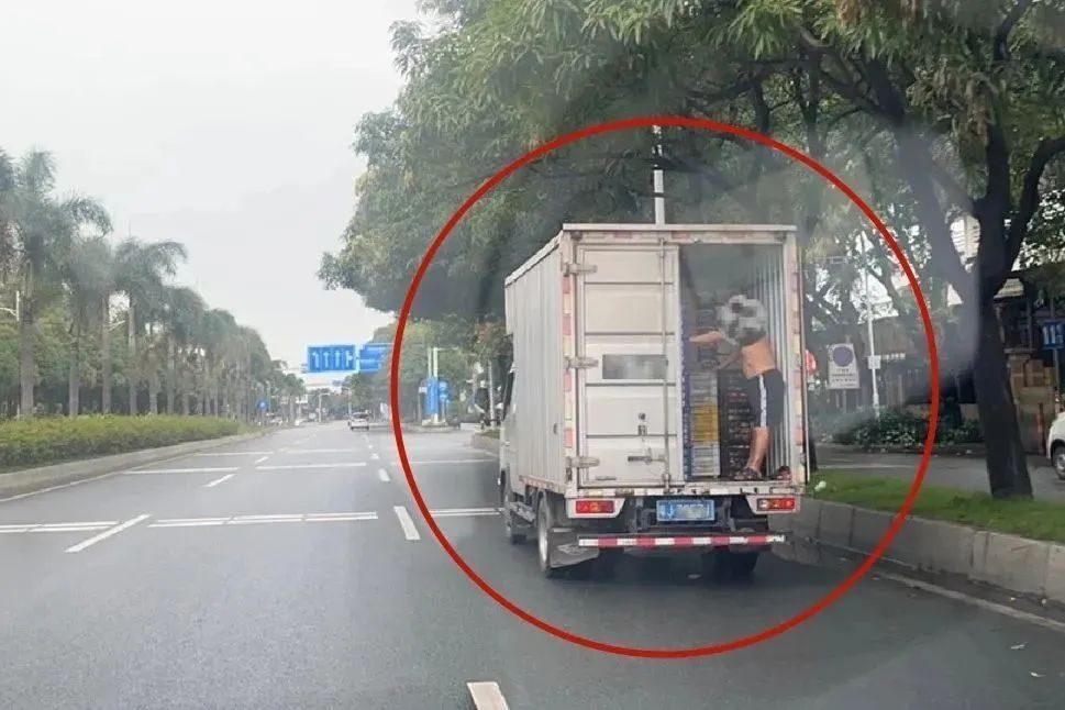 货车行驶中厢门大开,男子冒险扶货…… 货车行驶中厢门大开,男子冒险扶货……