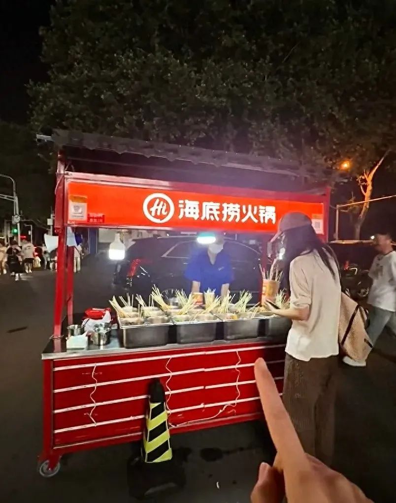 一商圈出现“海底捞路边摊”？官方回应：是我们的
