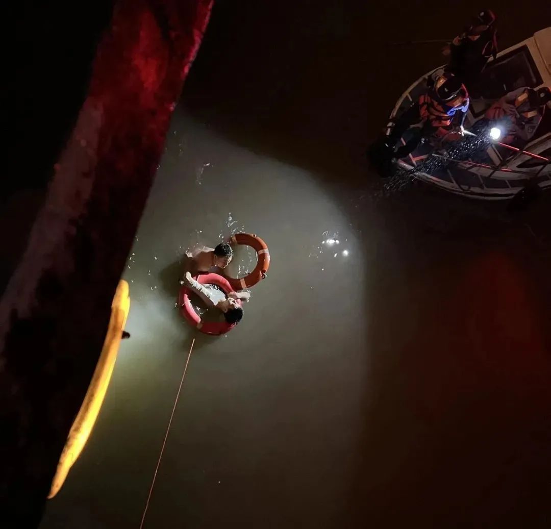 “白袍勇士”跃入钱塘江救人,暗涌中艰难托举20分钟 “白袍勇士”跃入钱塘江救人,暗涌中艰难托举20分钟