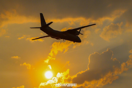 战机遇上落日氛围感拉满 战机遇上落日氛围感拉满