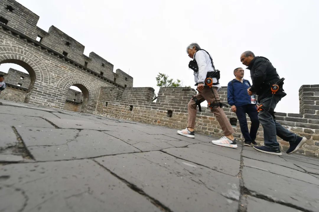 爬不动长城又想当“好汉”，八达岭景区：安排！新装备已就位！