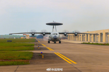 战机遇上落日氛围感拉满 战机遇上落日氛围感拉满