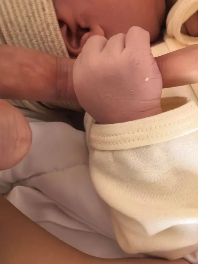 母女平安！33岁歌手官宣当爸