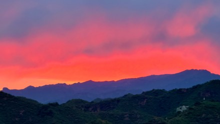金山岭长城绚烂朝霞染红天际