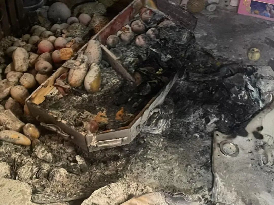 开门营业,满仓的水果竟焦黑一片?! 开门营业,满仓的水果竟焦黑一片?!