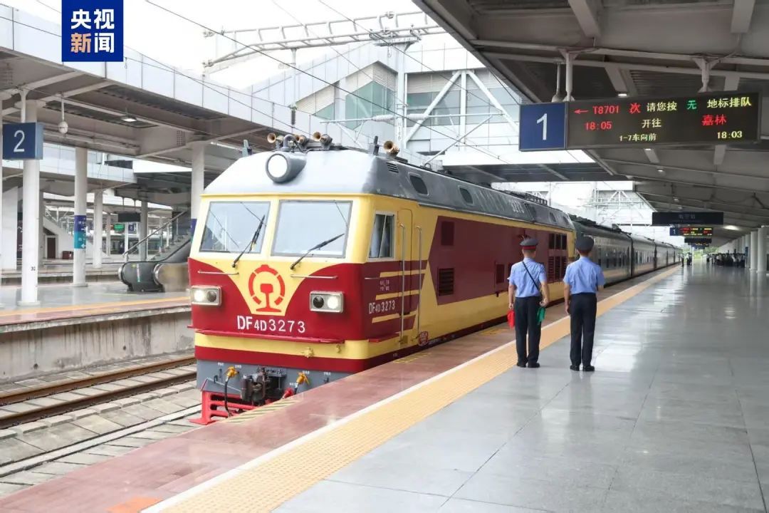 时隔五年，中越国际联运旅客列车恢复开行，南宁至河内票价215元