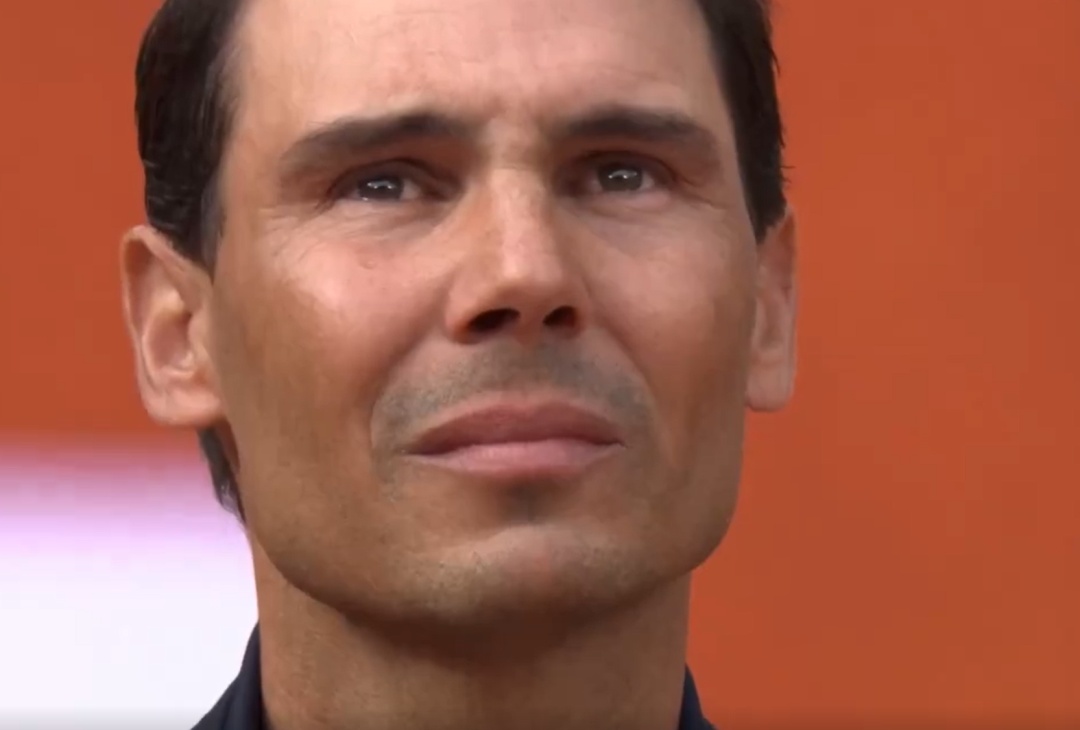 法网致敬“红土之王”！将纳达尔的脚印刻在球场，永远留存