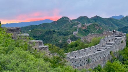 金山岭长城绚烂朝霞染红天际