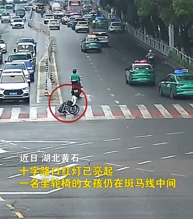 如光一般，温暖又明亮！交警飞奔拦车护送轮椅女孩