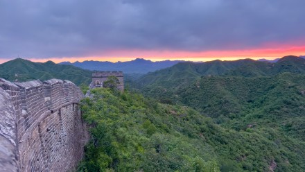 金山岭长城绚烂朝霞染红天际