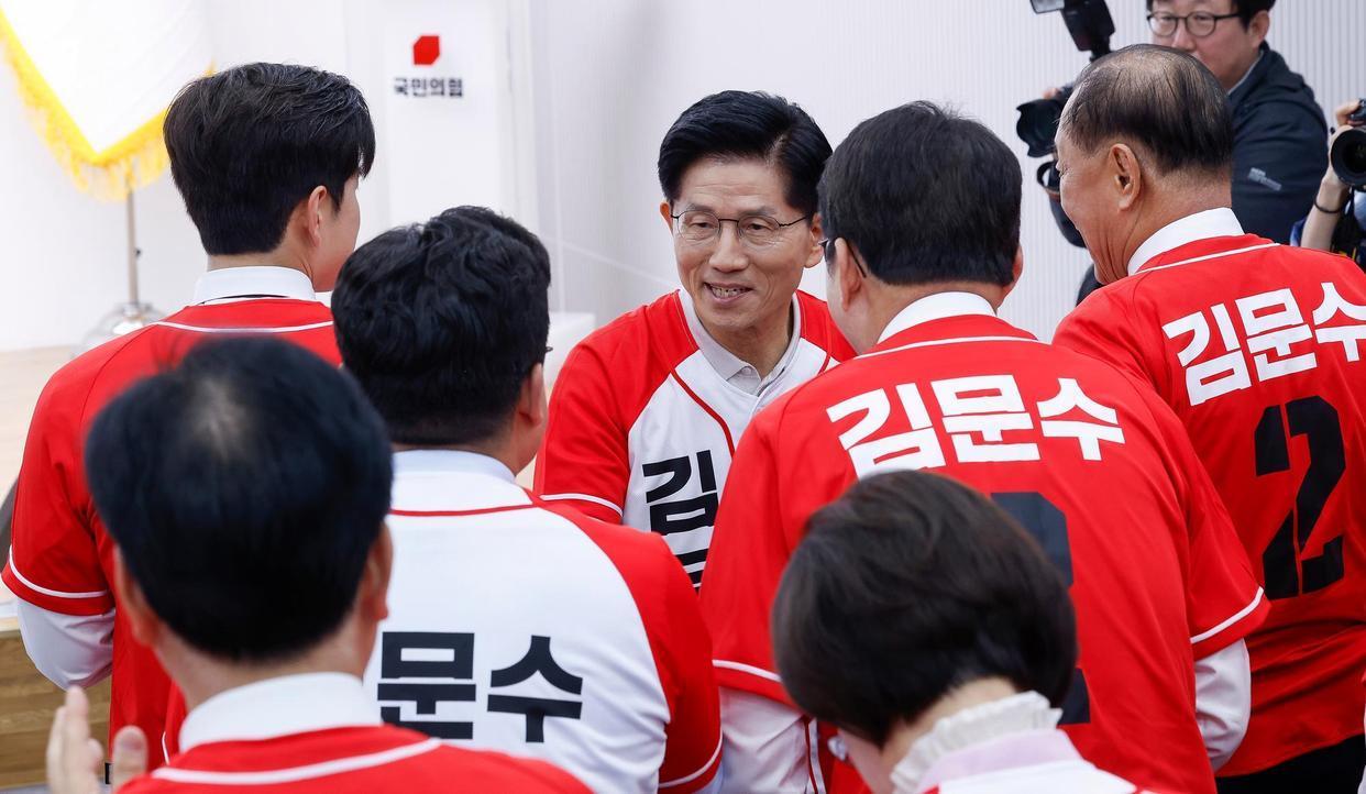 韩国开始印制总统选举选票 候选人差距缩小