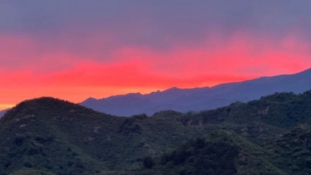 金山岭长城绚烂朝霞染红天际