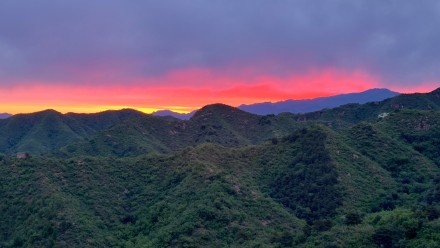 金山岭长城绚烂朝霞染红天际