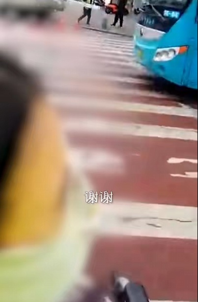 如光一般，温暖又明亮！交警飞奔拦车护送轮椅女孩