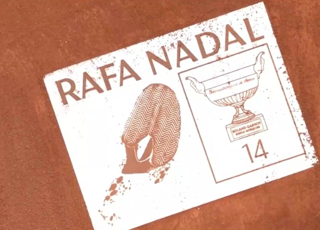 法网致敬“红土之王”！将纳达尔的脚印刻在球场，永远留存