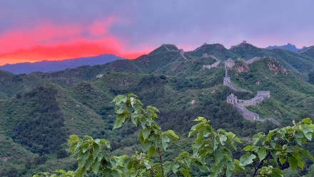 金山岭长城绚烂朝霞染红天际