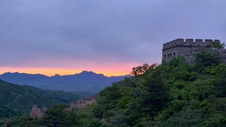 金山岭长城绚烂朝霞染红天际