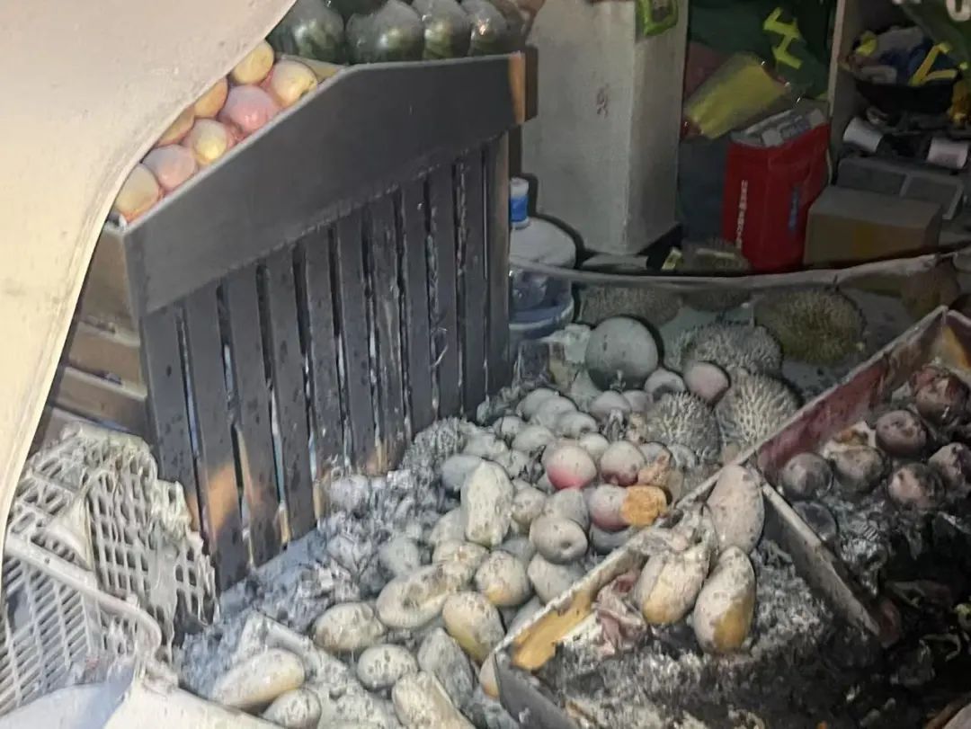 开门营业,满仓的水果竟焦黑一片?! 开门营业,满仓的水果竟焦黑一片?!