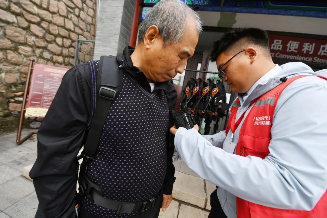 爬不动长城又想当“好汉”，八达岭景区：安排！新装备已就位！