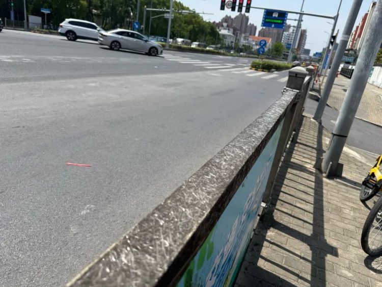 上海街头惊现“栏杆刺客”！道路护栏“长出”玻璃纤维刺伤市民，怎么回事？