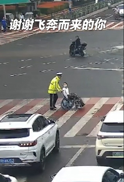 如光一般，温暖又明亮！交警飞奔拦车护送轮椅女孩