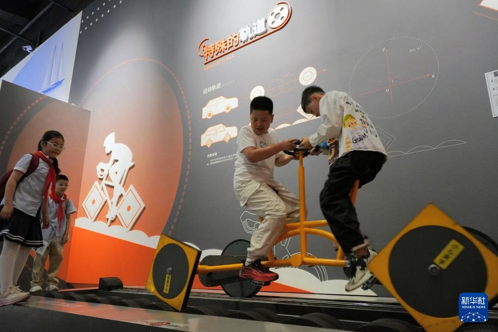 全国科技活动周：科技馆里感受科技魅力