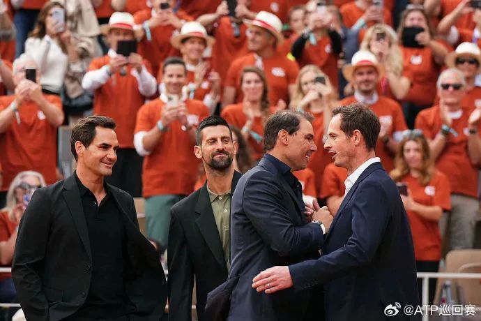 法网致敬“红土之王”！将纳达尔的脚印刻在球场，永远留存