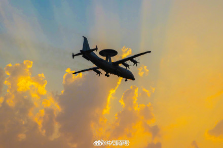 战机遇上落日氛围感拉满 战机遇上落日氛围感拉满