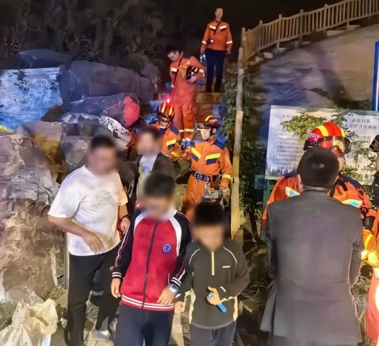 四个小孩哥“丛林探险”?警察消防员都出动了…… 四个小孩哥“丛林探险”?警察消防员都出动了……