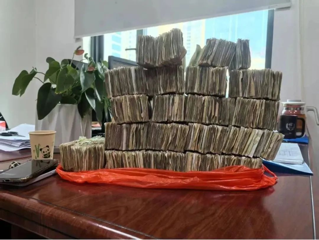 外卖小哥捡到一麻袋现金立即报警…… 外卖小哥捡到一麻袋现金立即报警……