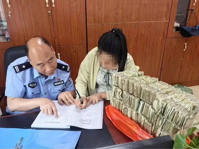 外卖小哥捡到一麻袋现金立即报警…… 外卖小哥捡到一麻袋现金立即报警……